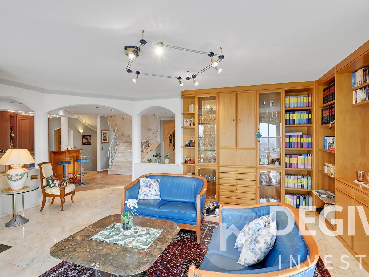 Wohnraum und Treppe ins Obergeschoss