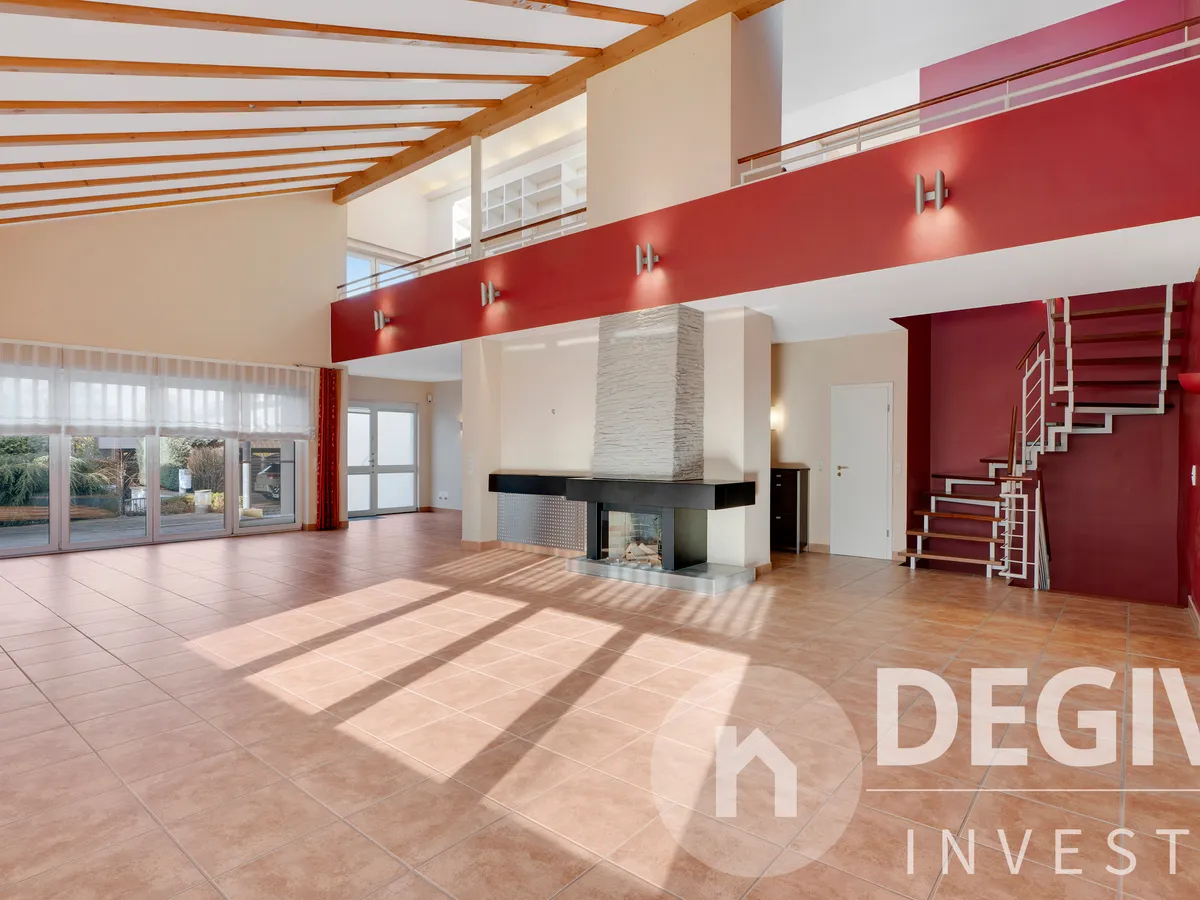 Galerie-Wohnzimmer mit Kamin & 4,80 m Deckenhöhe