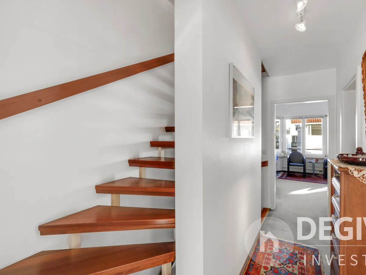 Flur EG  mit Aufgang