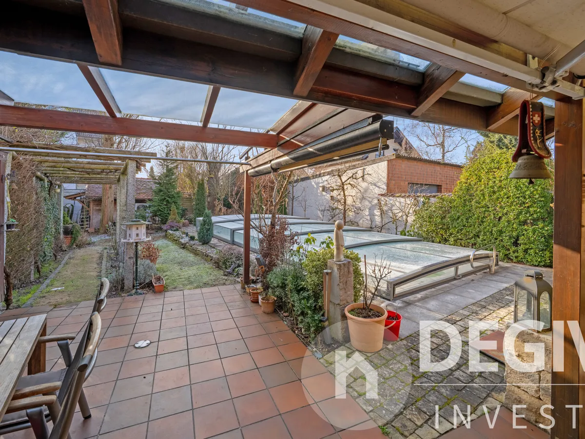 Überdachte Terrasse mit Blick auf Pool