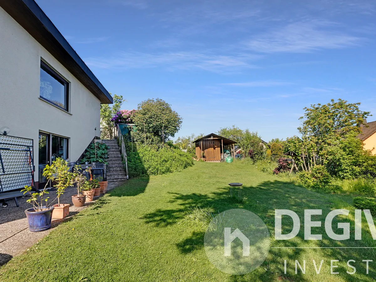 Garten seitlich mit Gartenhaus
