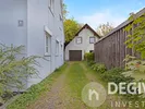 Blick zum Eingang und Garage