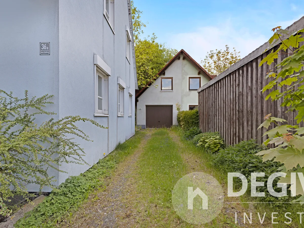 Blick zum Eingang und Garage