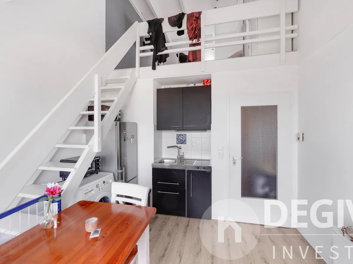 Wohnung 3, Wohnbereich mit Aufgang