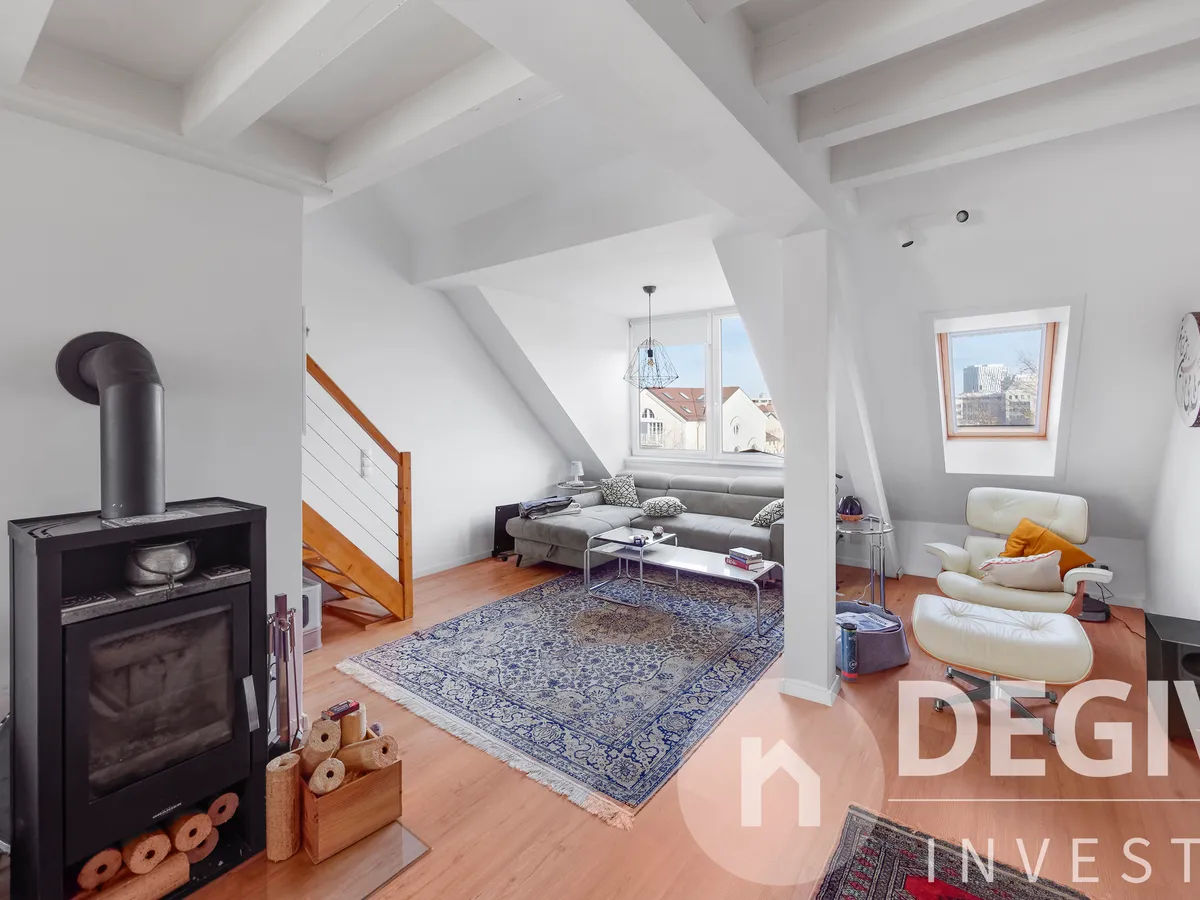 Wohnung 4, Wohnbereich mit Aufgang