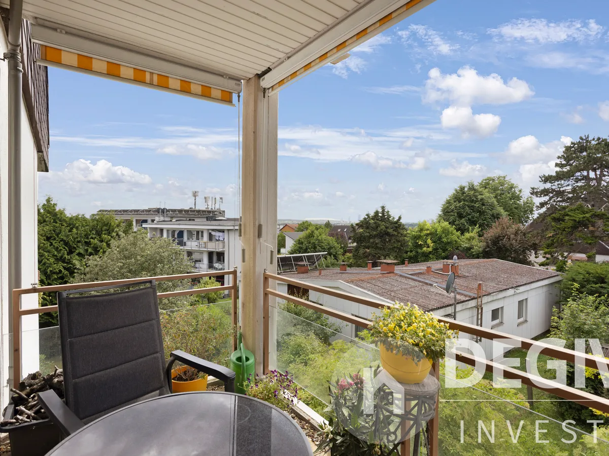 Zweiter Balkon mit Sitzgelegenheit