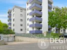 Außenansicht mit Tiefgaragenzufahrt