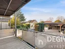 Überdachte Terrasse mit Blick auf Carport 