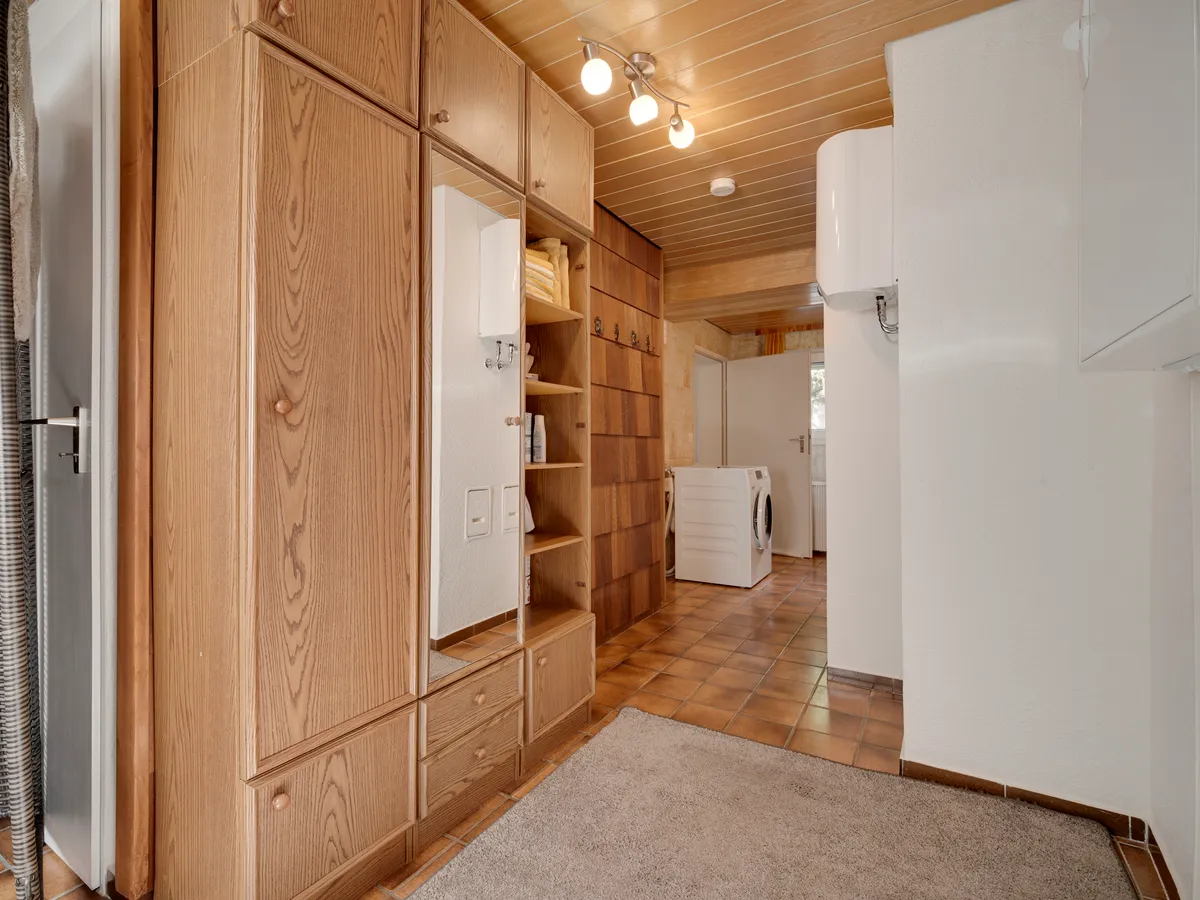  Flur mit Einbauschränken & Waschmaschine