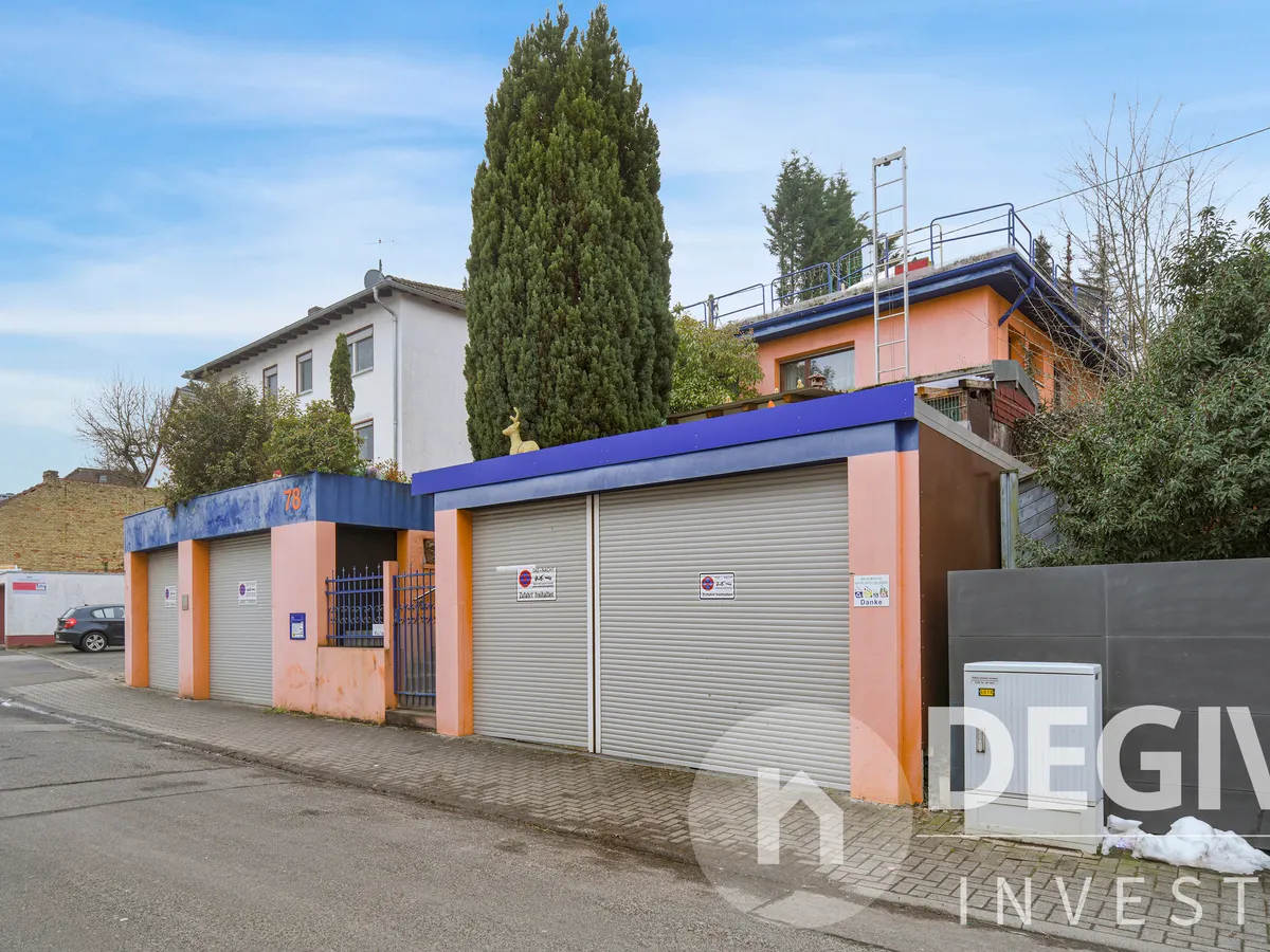 Straßen Ansicht mit Garagen und Eingangstor