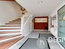 Eingang und Treppe zum OG