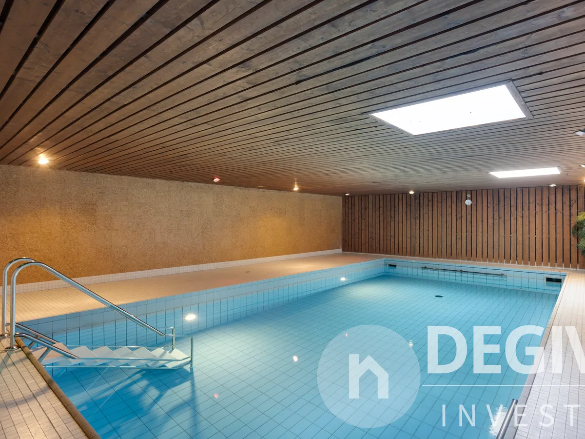 Gemeinschafts-Schwimmhalle im Untergeschoss