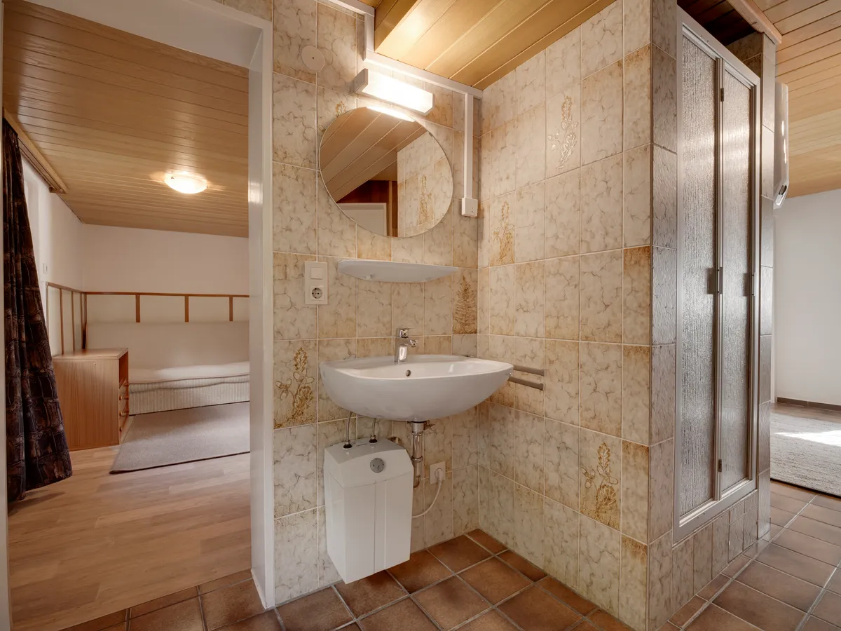 Badezimmer mit Dusche & Waschbecken