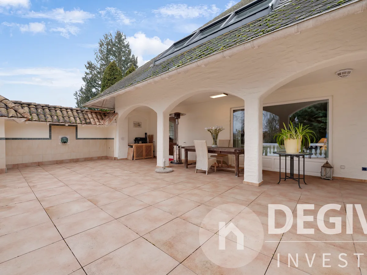 Terrasse mit Arkaden