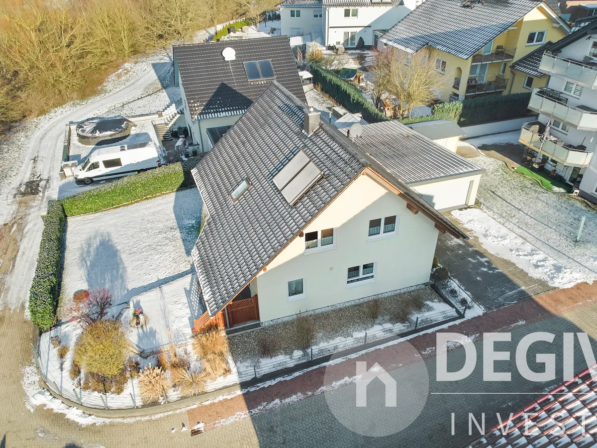 Luftaufnahme Garten und Zufahrt