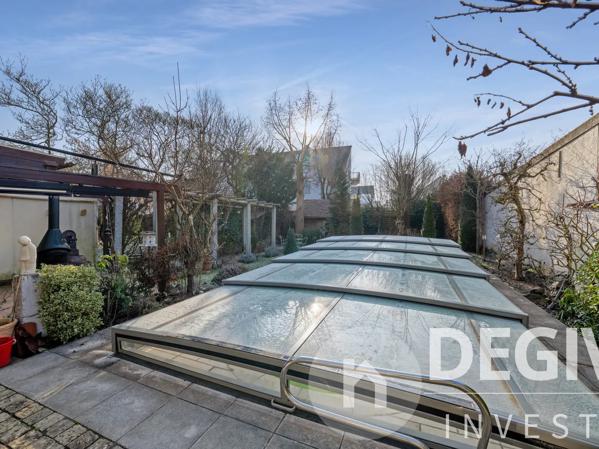 Swimmingpool mit elektrischer Glasabdeckung