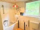 Modernes Badezimmer mit Tageslicht