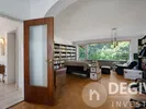 Wohnzimmer mit Fensterfront