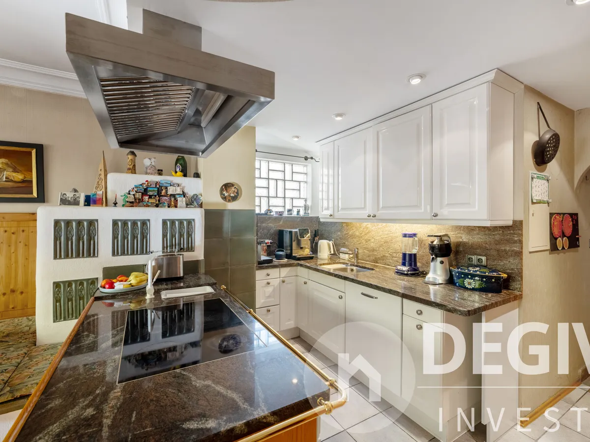 Einbauküche mit Granitarbeitsplatte