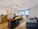 Helles Büro im UG mit Fenster zum Lichthof