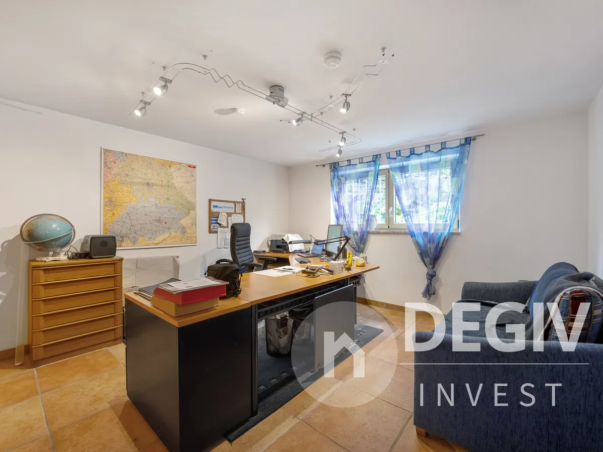 Helles Büro im UG mit Fenster zum Lichthof