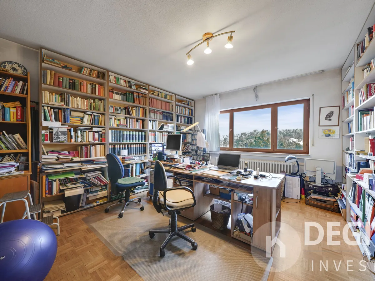 Arbeitszimmer mit Gartenblick