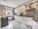 Moderne Einbauküche mit Essplatz