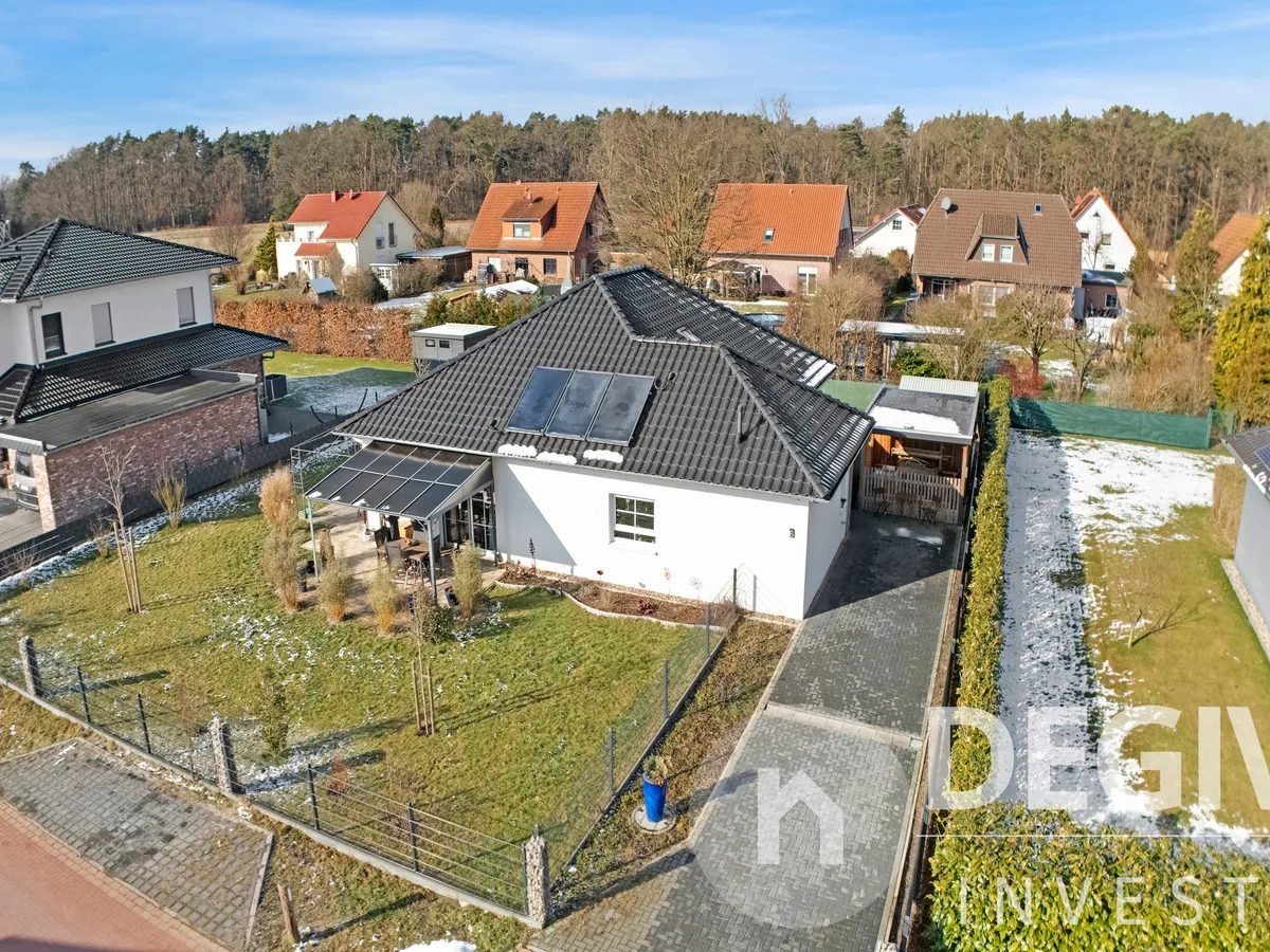 Gartenansicht mit Zufahrt