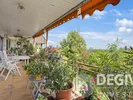 Balkon mit Markisenbeschattung und weitem Fernblick 