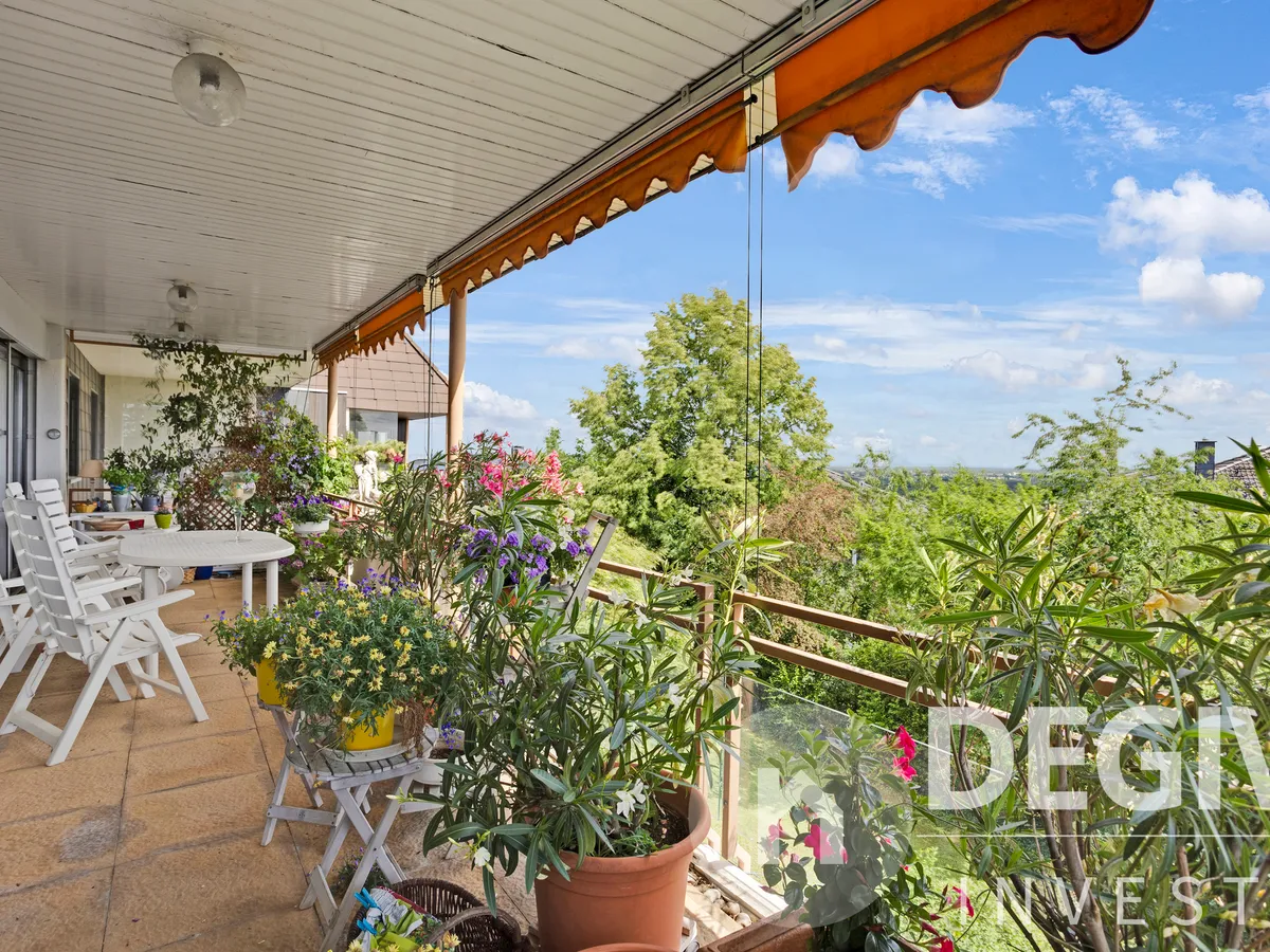 Balkon mit Markisenbeschattung und weitem Fernblick 