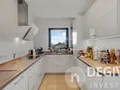 Einbauküche mit Fenster zum Grünen