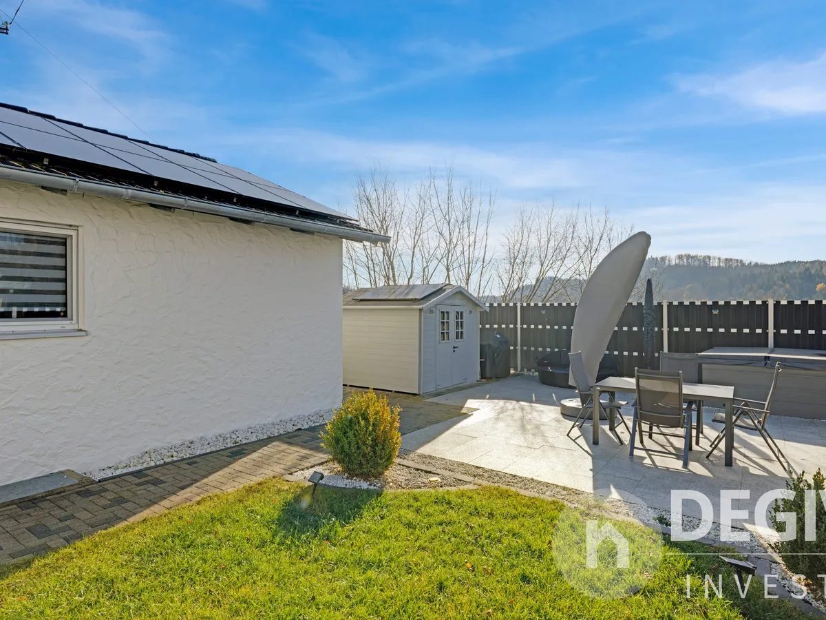 Außenbereich mit großer Terrasse und Whirlpool