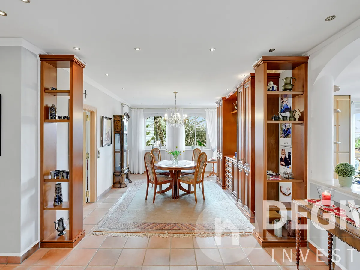 Esszimmer mit Ausblick zum Garten