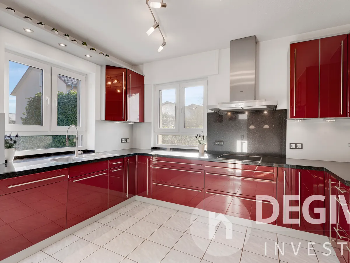 Voll ausgestattete Designerküche mit Markengeräten