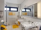 Hauptbad mit Wanne, Dusche und Bidet