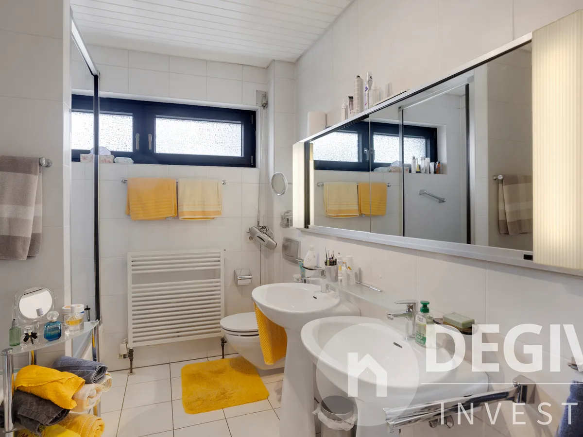 Hauptbad mit Wanne, Dusche und Bidet