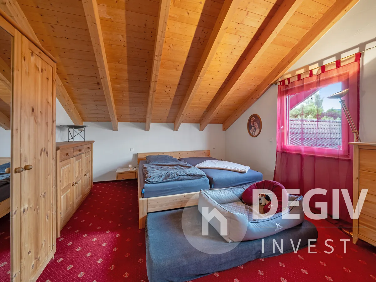 Schlafzimmer mit Holzdecke   