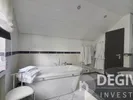 Badezimmer mit freistehender Wanne
