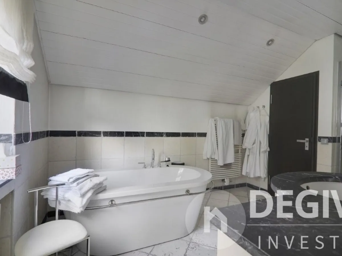 Badezimmer mit freistehender Wanne