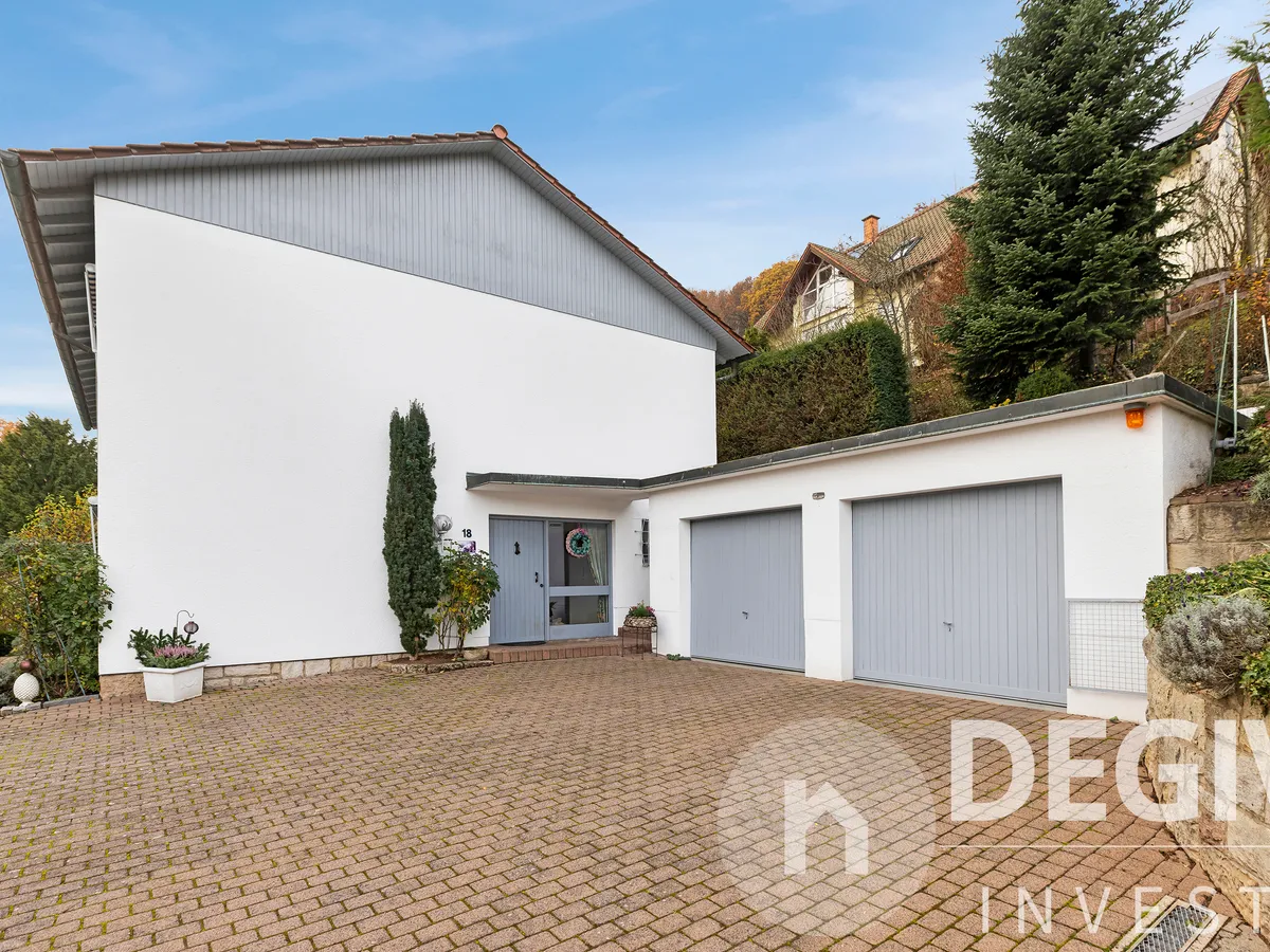 Zufahrt mit Doppelgarage