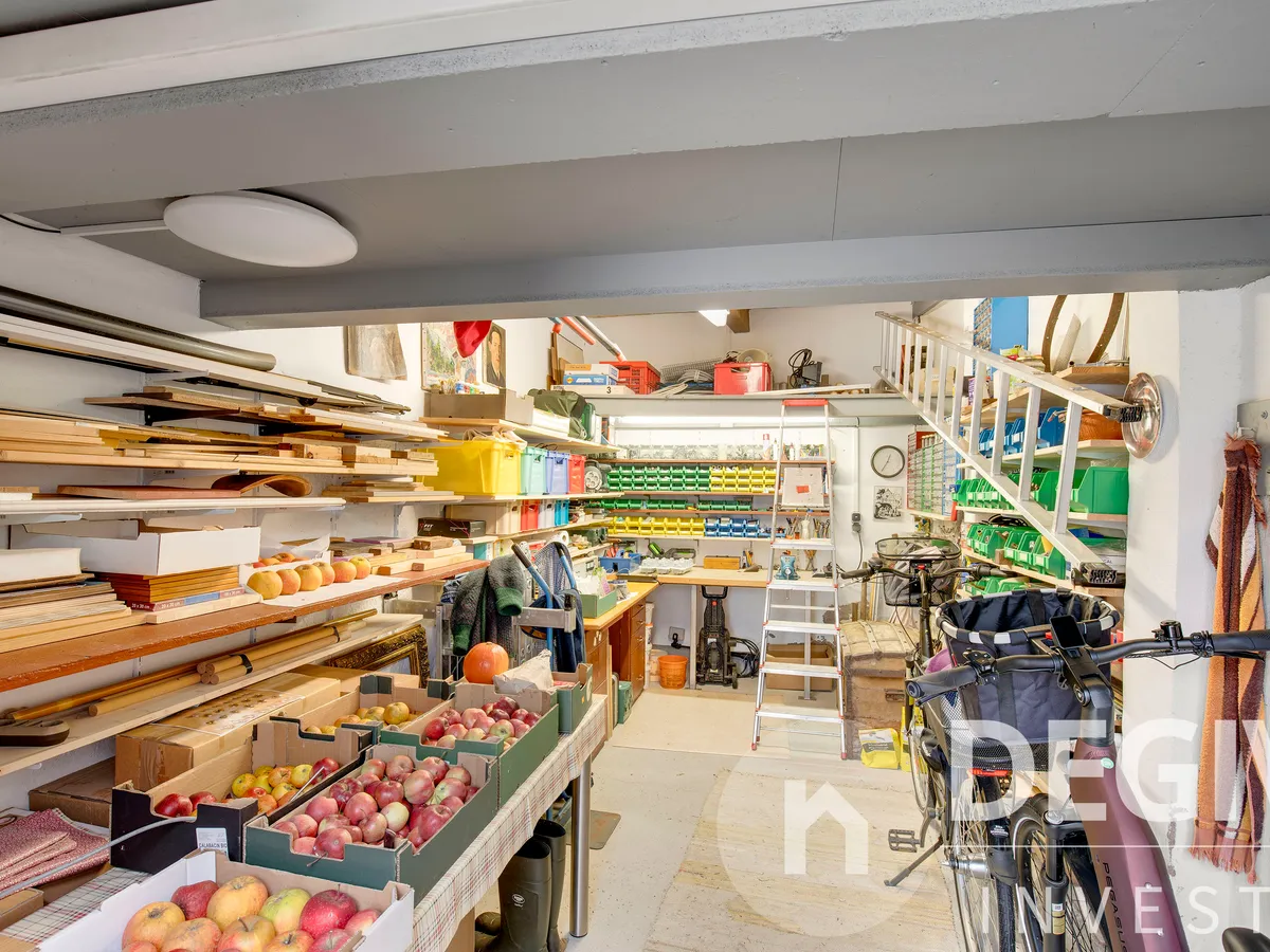 Werkstatt hinten, Fahrradstellplätze vorne