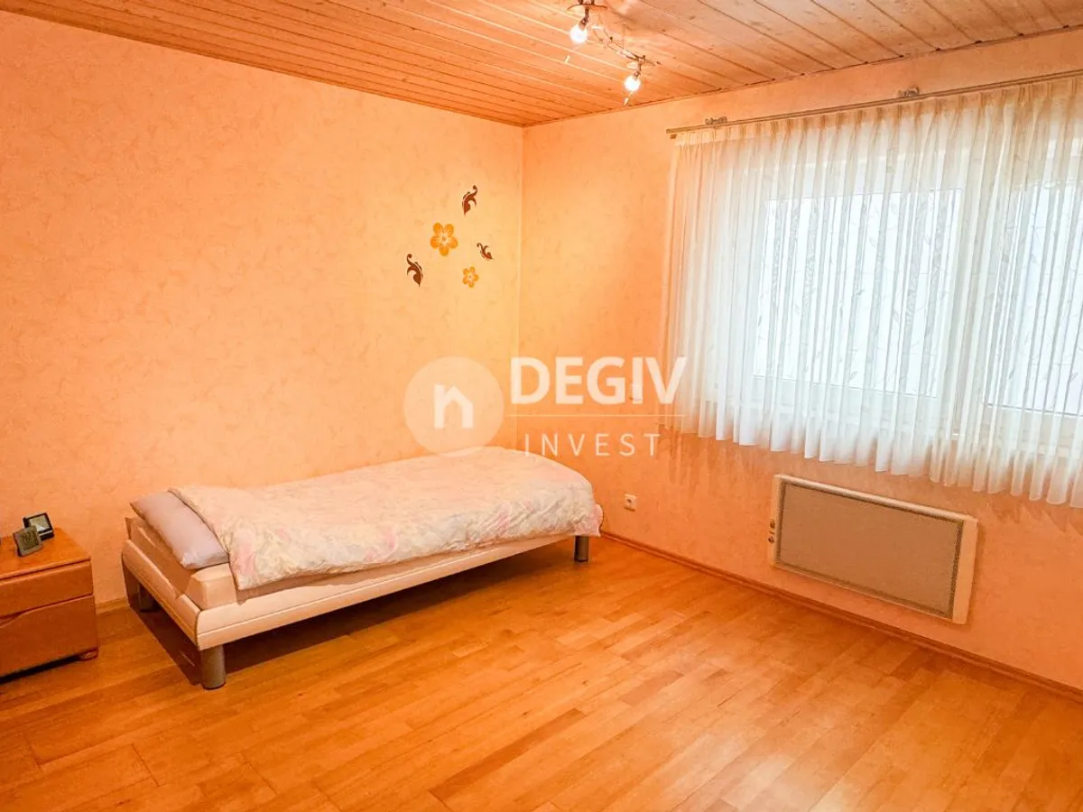 Geräumiges Schlafzimmer