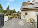 Vor dem Haus