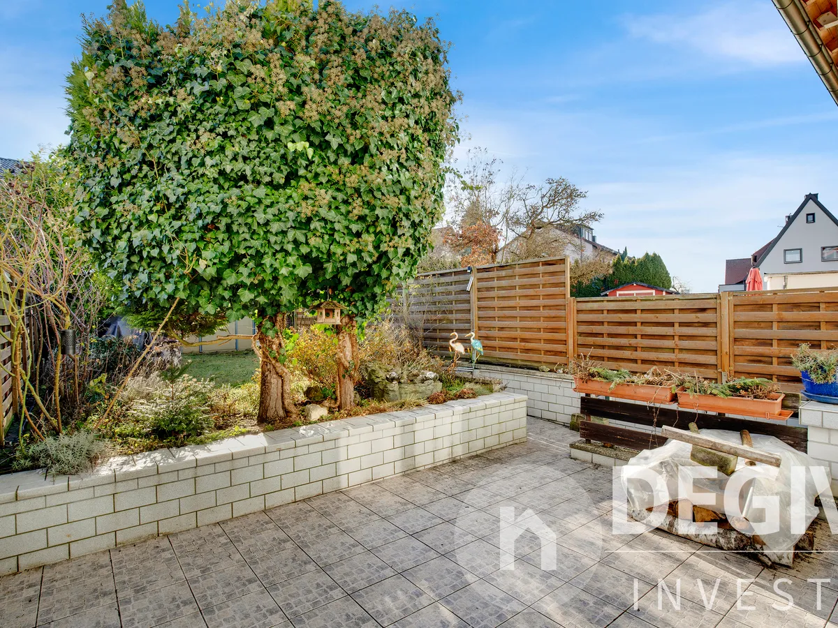 Terrasse mit Blick in den Garten