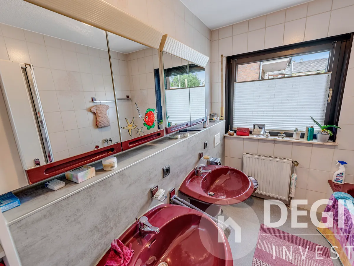 Bad mit Wanne und Dusche EG