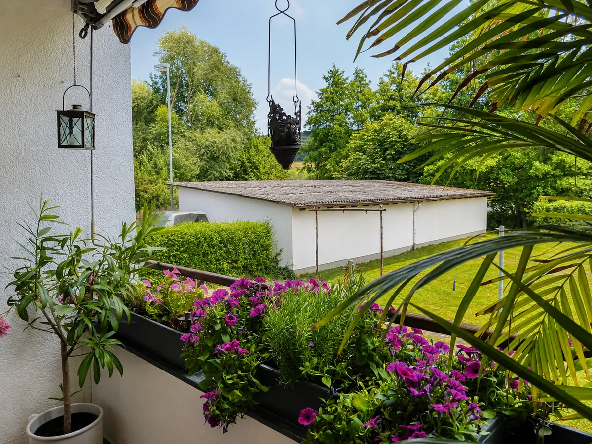 Balkon mit Blick auf die Garagen