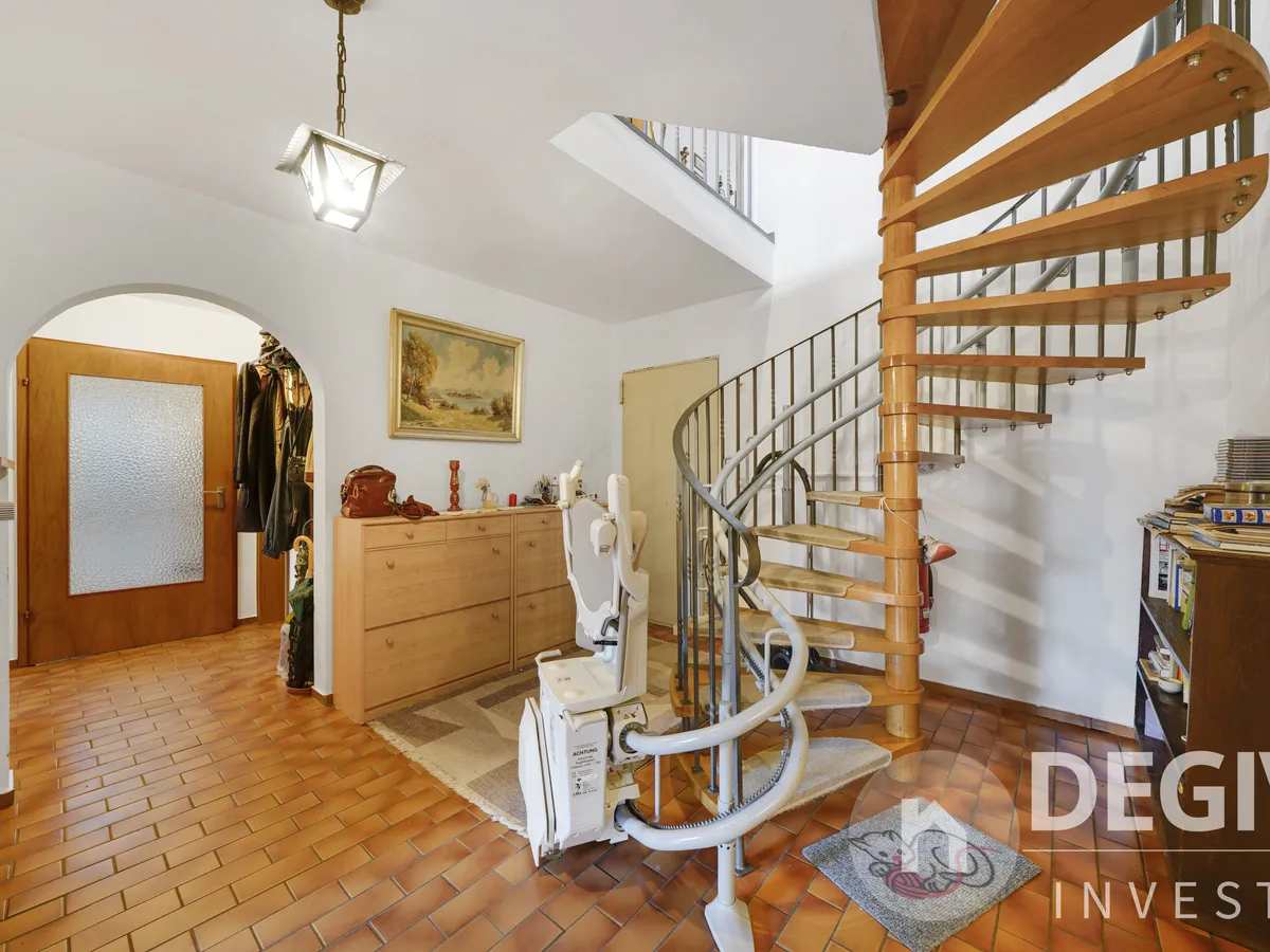 Flur UG mit Treppenaufgang