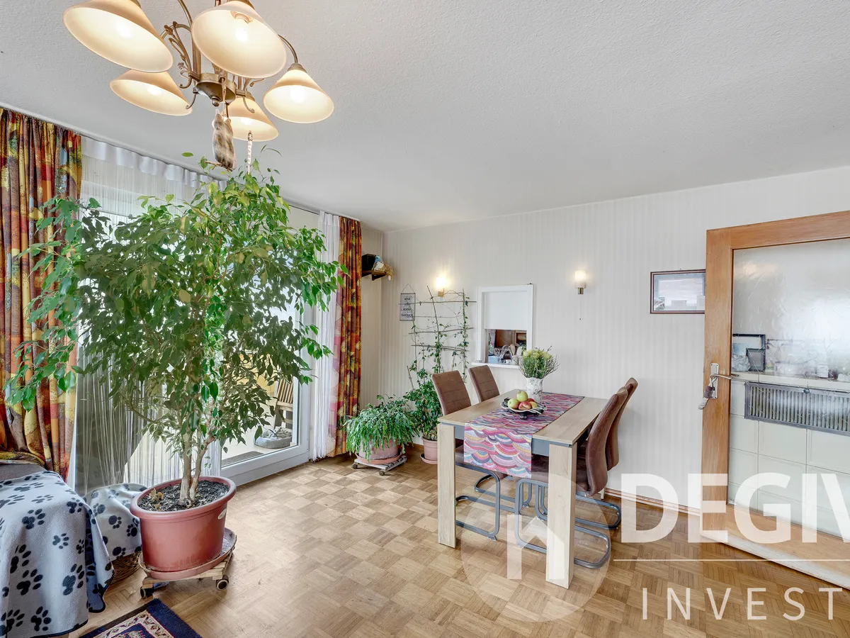 Essbereich mit Zugang zur Terrasse