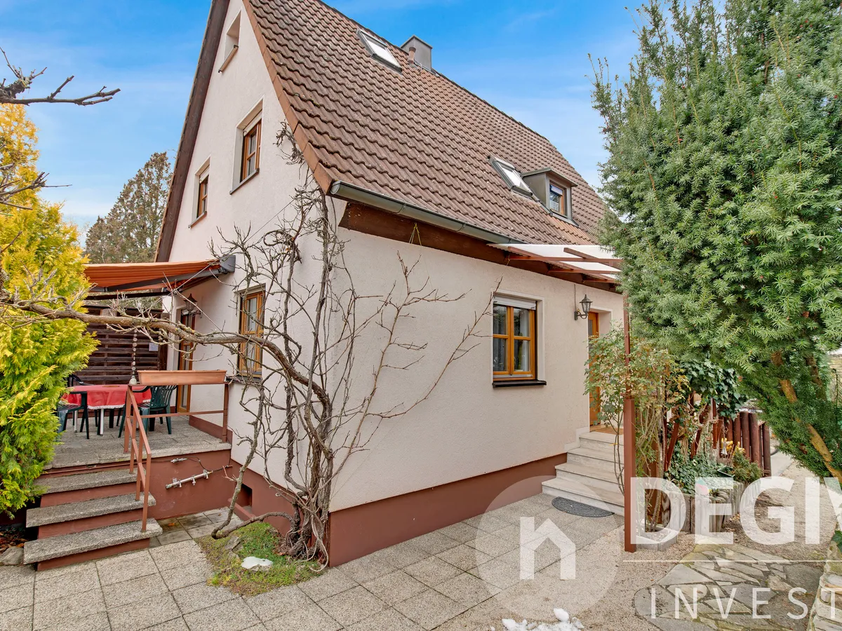 Teilansicht von Terrasse und Eingangsbereich