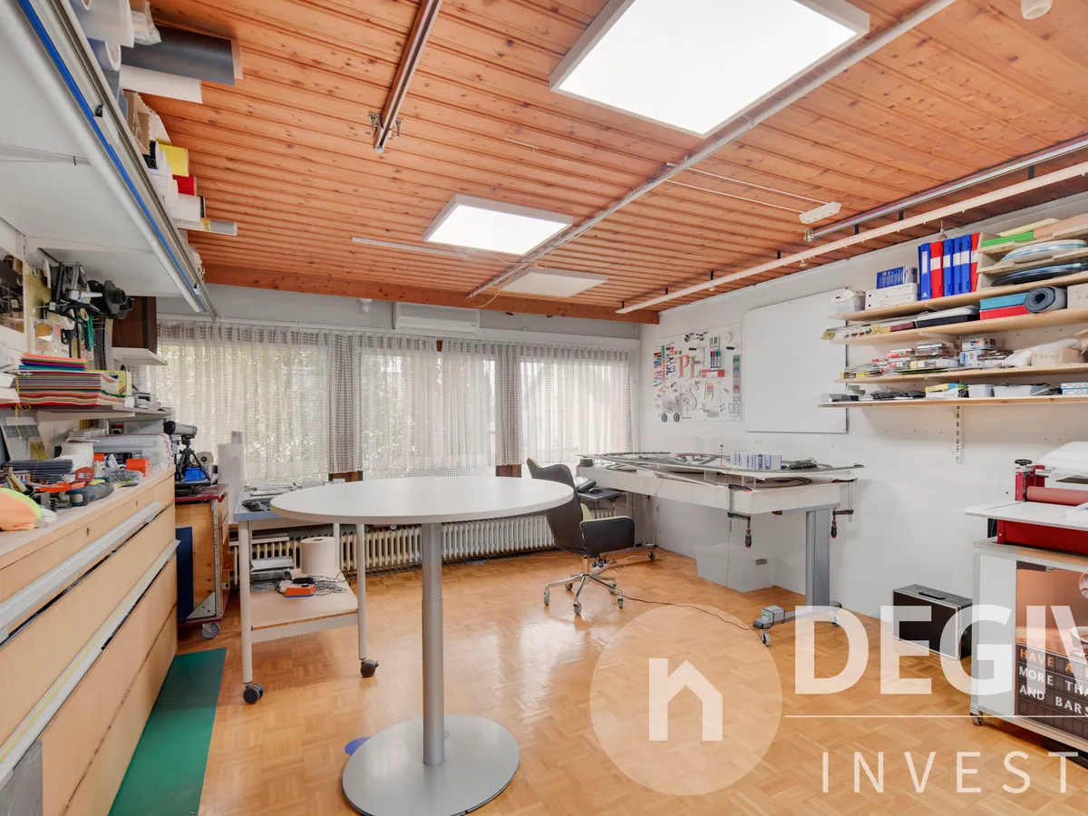 Atelier mit Holzdecke und Oberlichtern